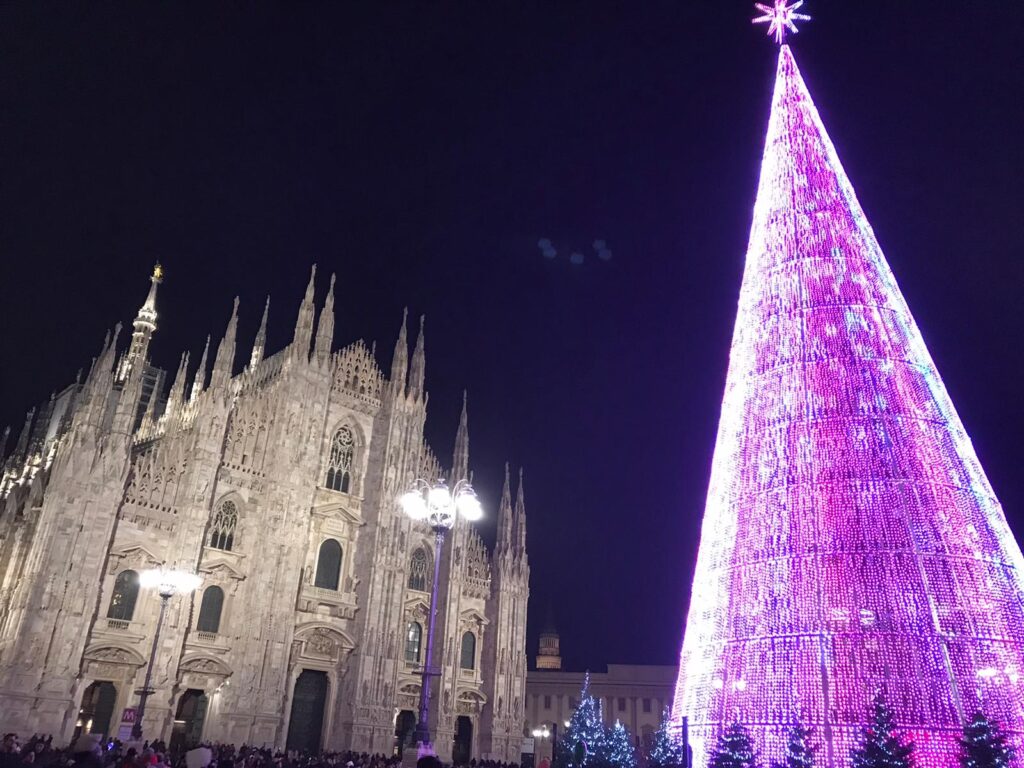 Duomo et sapin illuminé de nuit