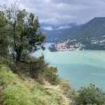 Randonnée Milan Accueil, une chaussure,  entre lac et cascades
