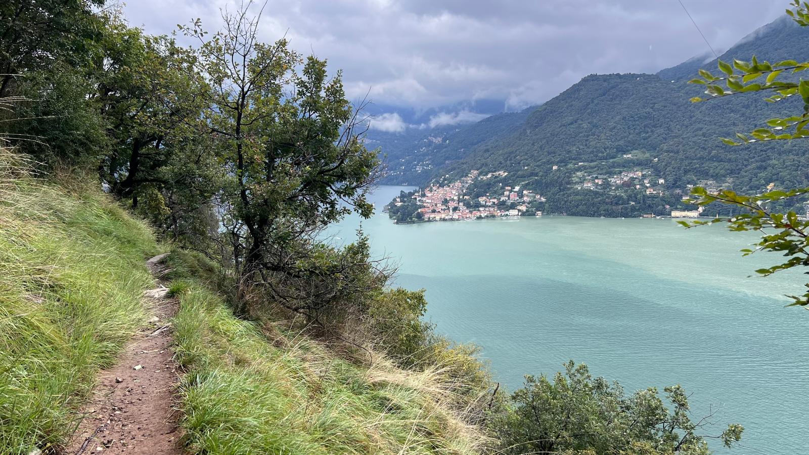 Randonnée Milan Accueil, une chaussure,  entre lac et cascades