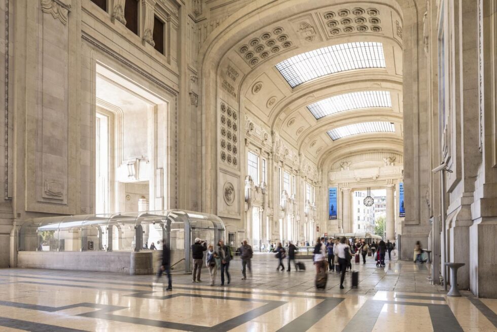 Architecture: La gare centrale et le pavillon royal.